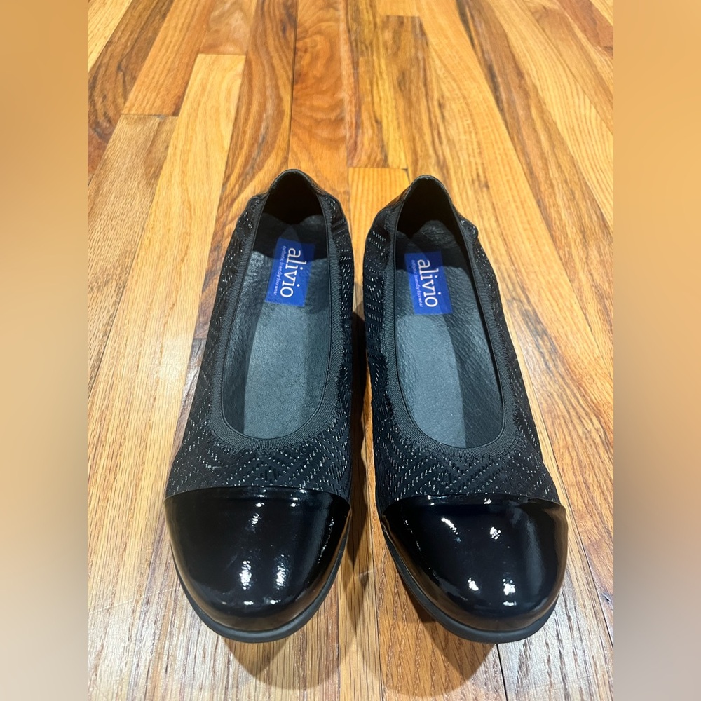 Alivio Orthopedic Comfort Flats - Black Textured Knit & Patent Toe Size 42 US 11